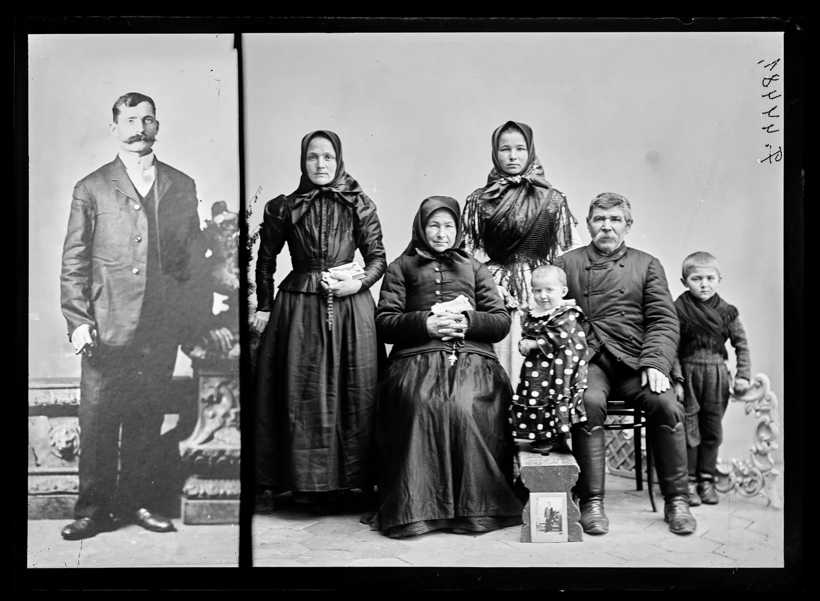 Család. A fronton (?) lévő édesapa és férj fotója a család mellé montírozva, a sámli előtt a fotográfia pozitív másolata látható, amelyet feltehetően a család hozott magával a műterembe. Endrőd, 1915–1921 – Fotó: Néprajzi Múzeum Fényképtára / Szabó Imre felvétele