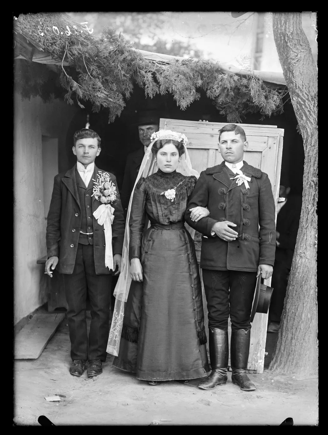 Menyasszony és vőlegény a vőféllyel. Kiskunhalas, 1910-es évek – Fotó: Néprajzi Múzeum Fényképtára / Zseli Benő felvétele