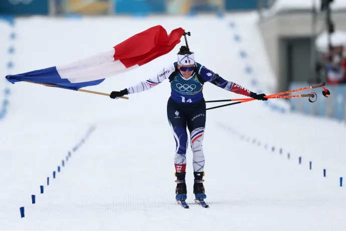 Megvan az első triplázó a nőknél az olimpián, a jogerősen elítélt francia biatlonos, Simon újra nyert