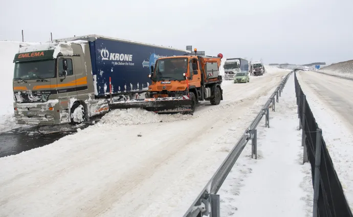 Járművek a behavazott M7-es autópályán 2013. március 15-én – Fotó: Szilard Gergely / AFP