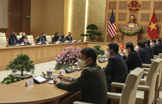 Kamala Harris és delegációja Vietnámban, 2021 augusztusában – Fotó: Evelyn Hockstein / Pool / AFP