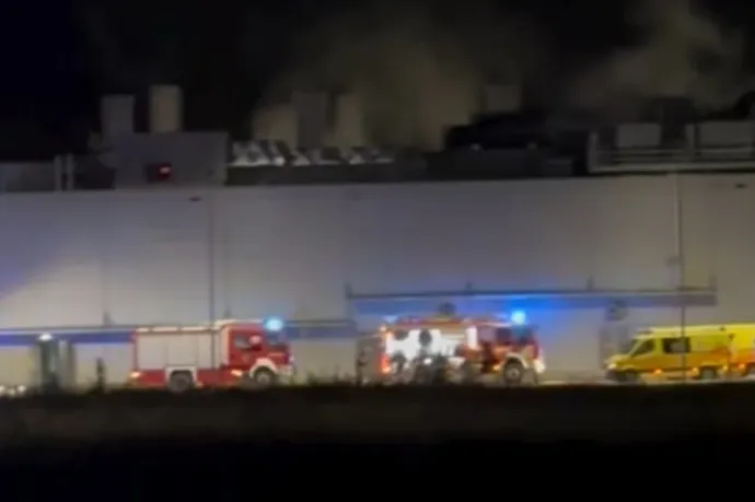 Nagy erőkkel vonultak ki a tűzoltók a debreceni Semcorphoz, megvan, miért indult be az oltórendszer