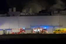 Nagy erőkkel vonultak ki a tűzoltók a debreceni Semcorphoz, megvan, miért indult be az oltórendszer