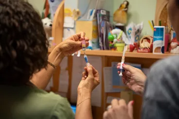 Pénzért kamuzta be a kötelező védőoltások beadását egy gyerekorvos