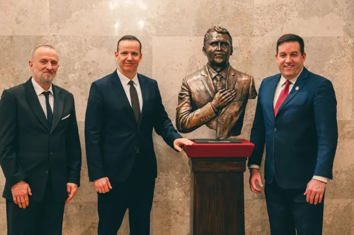 A Mi Hazánk egy Charlie Kirk-szobrot ajándékoz a lelőtt trumpista influenszer családjának