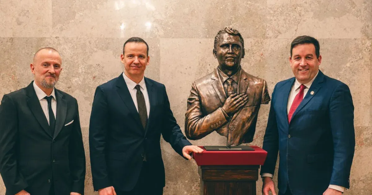 A Mi Hazánk egy Charlie Kirk-szobrot ajándékoz a lelőtt trumpista influenszer családjának