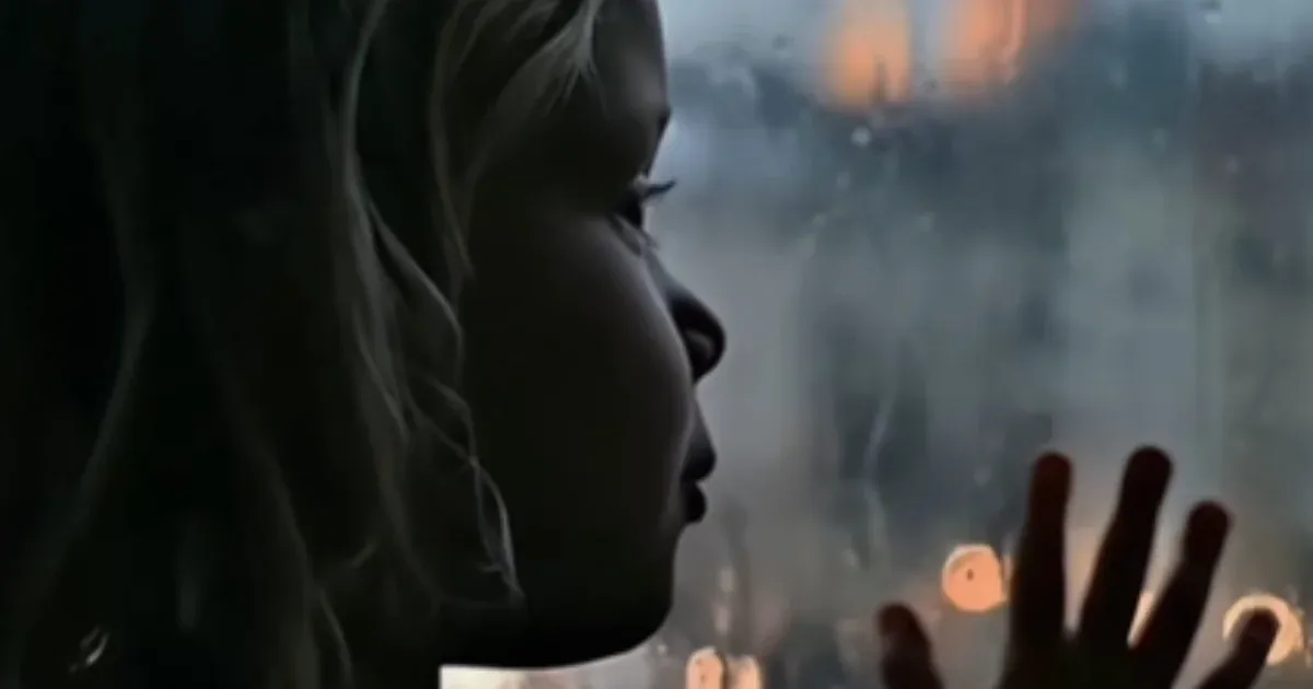 A Fidesz olyan MI-videóval kampányol, amiben a magyar kislány apját kivégzik a fronton, Magyar Péter szerint ezzel minden határt átléptek