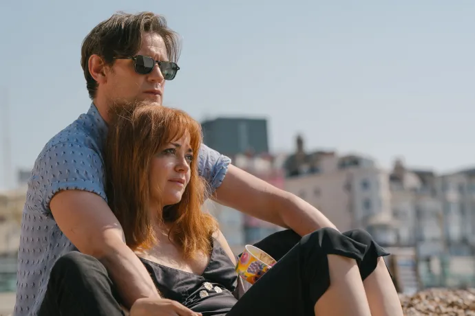 Sarah Greene és Matt Smith a sorozatban – Fotó: Benedict Stenning / Sky UK/ Clerkenwell films