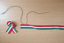Székelyföldön 200 ezer kokárdát varratnak a szakkörökkel – felülről szóltak le, hogy határidőre kellenek
