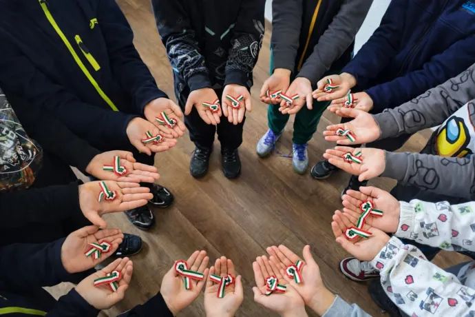 Székelyföldön 200 ezer kokárdát varratnak a szakkörökkel – felülről szóltak le, hogy határidőre kellenek