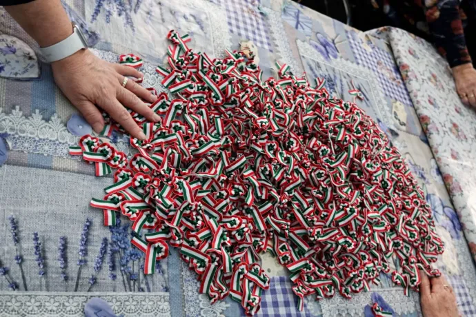 Tömérdek kokárda készült el, Székelyföldön már sok helyen ki is osztották – Fotó: Csíki Enikő / Gyergyócsomafalva