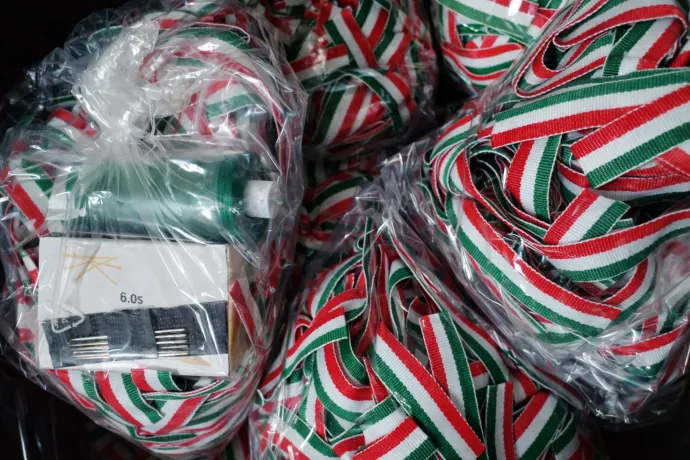 A Magyarországról érkező kokárda alapanyag – Fotó: Csíki Enikő / Gyergyócsomafalva