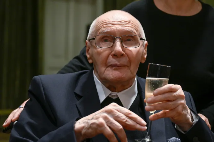 Kurtágot játszik a villamos Budapesten – a leghíresebb élő magyar zeneszerző 100 éves