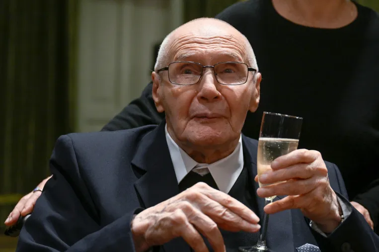 Kurtágot játszik a villamos Budapesten – a leghíresebb élő magyar zeneszerző 100 éves