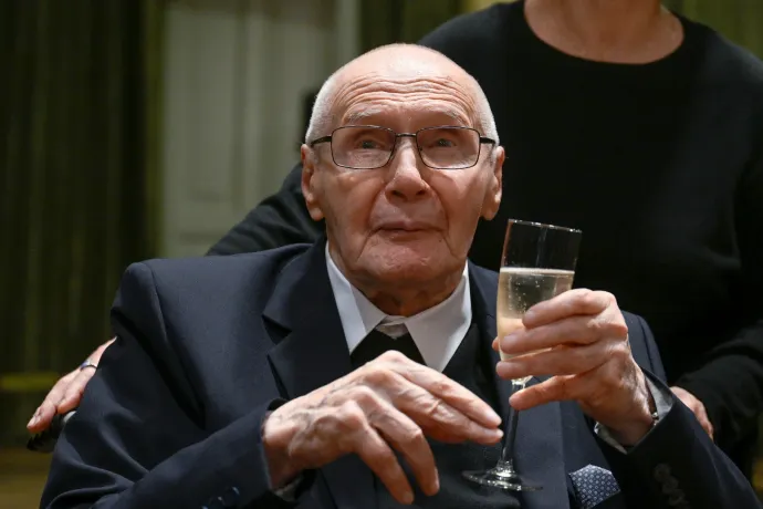 Kurtágot játszik a villamos Budapesten – a leghíresebb élő magyar zeneszerző 100 éves