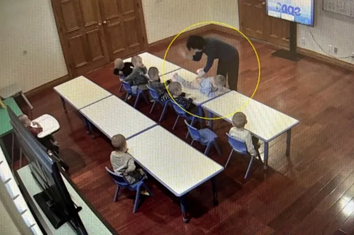 Jelenet a házban felvett egyik videóból, amelyen az egyik gyereket a többiek előtt fenyítik – Fotó: Arcadia Police Department