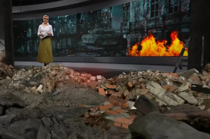 Lángoló stúdióval és virtuális törmelékkupaccal kapcsolt rá a közmédia a háborús riogatásra