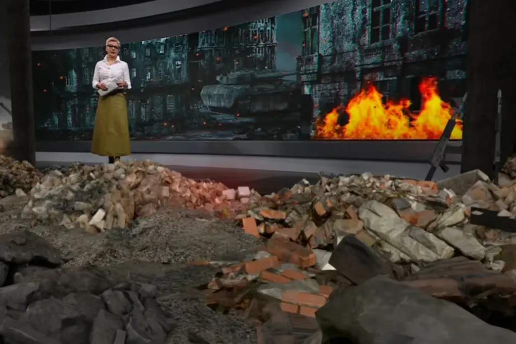 A közmédia virtuális törmelékkupaccal és lángoló stúdióval kapcsolt rá a háborús riogatásra