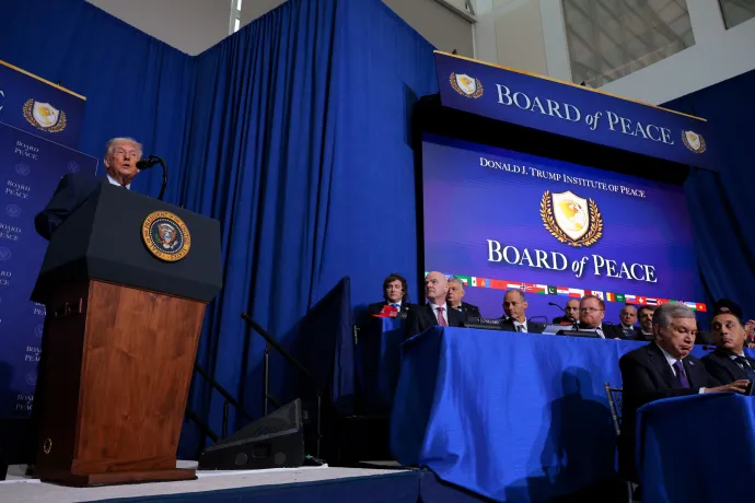 Donald Trump beszéde közben, az alsó képen Orbán Viktor és Javier Milei argentin elnök – Fotó: Chip Somodevilla / Getty Images és Kevin Lamarque / Reuters