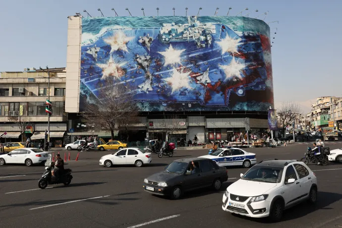 Amerika-ellenes óriásplakát egy teheráni épületen, 2026. február 19-én – Fotó: Majid Asgaripour / WANA / Reuters