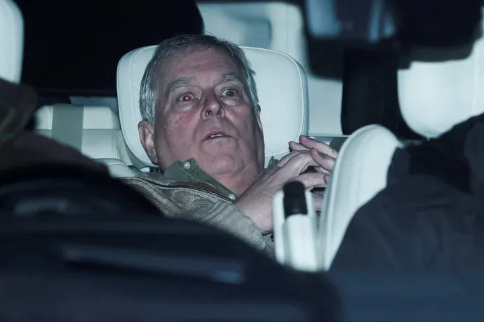 Egy fekete Range Rover hátsó ülésén megbújva távozott a rendőrségről az Epstein-ügyben letartóztatott András volt yorki herceg