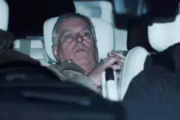 Egy fekete Range Rover hátsó ülésén megbújva távozott a rendőrségről az Epstein-ügyben letartóztatott András volt yorki herceg