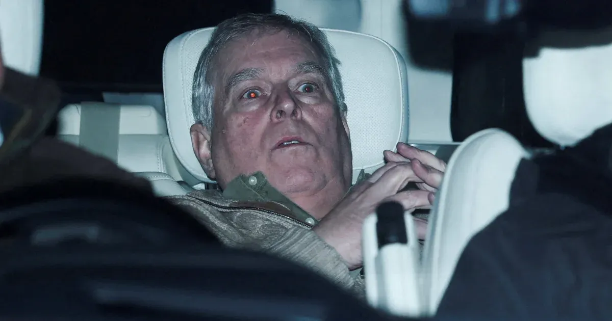 Egy fekete Range Rover hátsó ülésén megbújva távozott a rendőrségről az Epstein-ügyben letartóztatott András volt yorki herceg