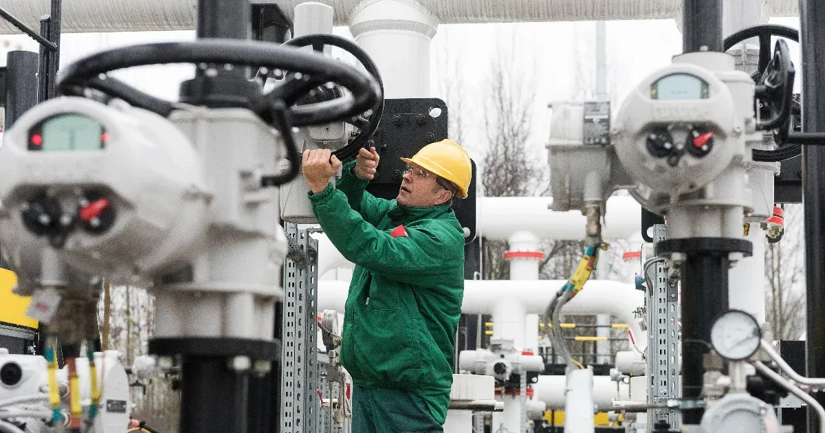 Hozzányúl a biztonsági kőolajkészlethez a kormány