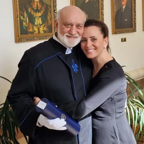 Fact-check: Tényleg áltudományos humbugokkal népszerűsített étrend-kiegészítőket árul Csézy férje?