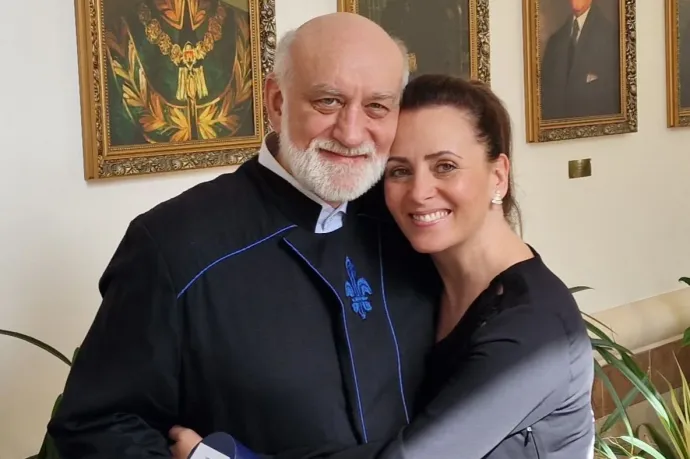 Fact-check: Tényleg áltudományos humbugokkal népszerűsített étrend-kiegészítőket árul Csézy férje?