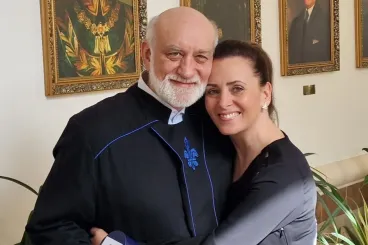 Fact-check: Tényleg áltudományos humbugokkal népszerűsített étrend-kiegészítőket árul Csézy férje?