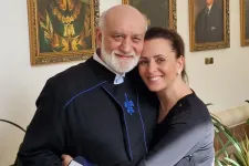 Fact-check: Tényleg áltudományos humbugokkal népszerűsített étrend-kiegészítőket árul Csézy férje?