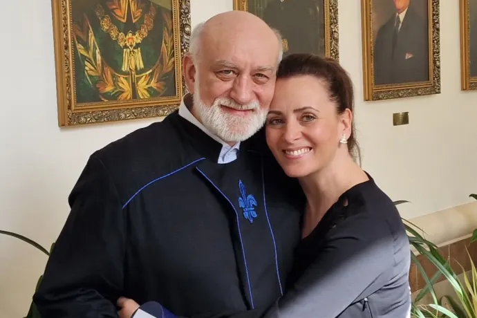 Fact-check: Tényleg áltudományos humbugokkal népszerűsített étrend-kiegészítőket árul Csézy férje?