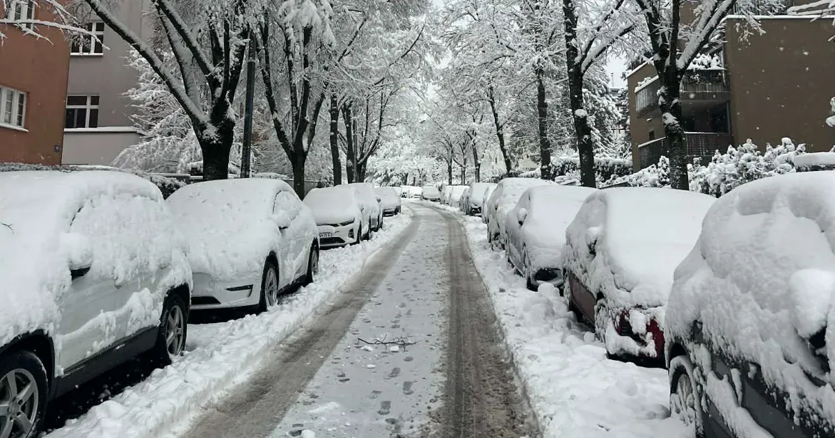 Hókáosz Ausztriában: lavina sodort el egy buszt, ideiglenesen leállt a bécsi reptér