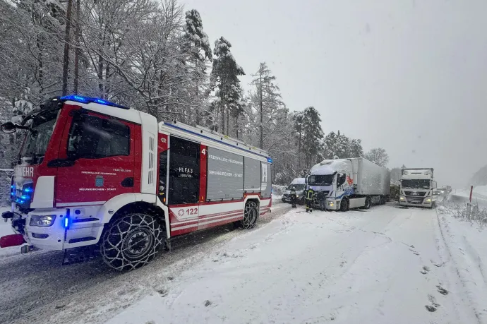 Tűzoltók járműveket mentenek Scheibbs és Purgstall között csütörtök éjjel, az alsó képen a neukircheni tűzoltók a havazásban elakadt kamionokat vontatnak péntek reggel – Fotó: Philipp Pflügl / BKFDO Scheibbs és Neukircheni Tűzoltóság