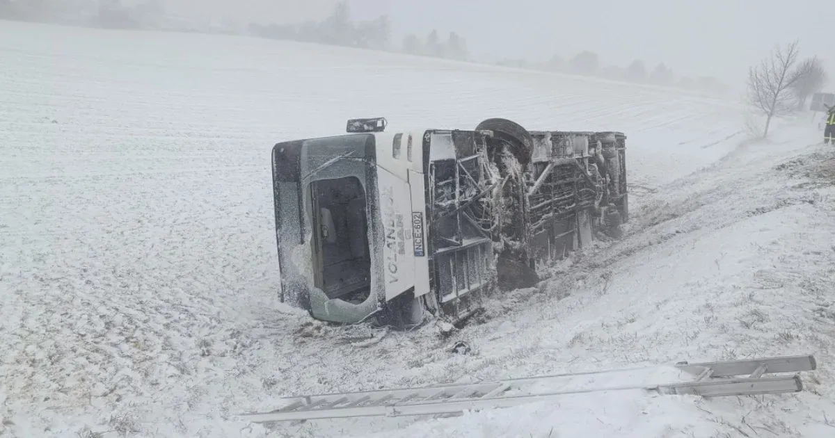 Árokba borult egy busz Zalaegerszegen, ketten súlyosan megsérültek