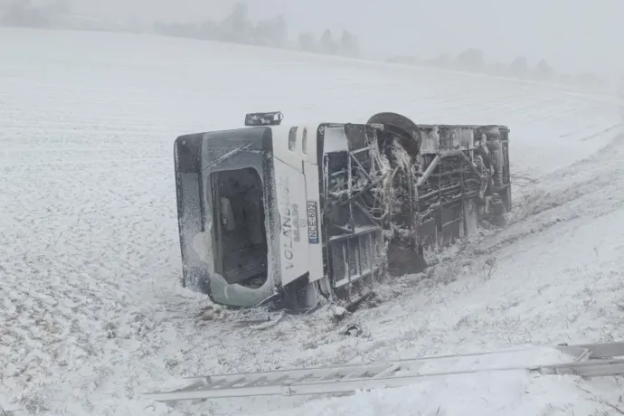 Az erős oldalszél miatt árokba borult egy busz Zalaegerszegen, ketten súlyosan megsérültek