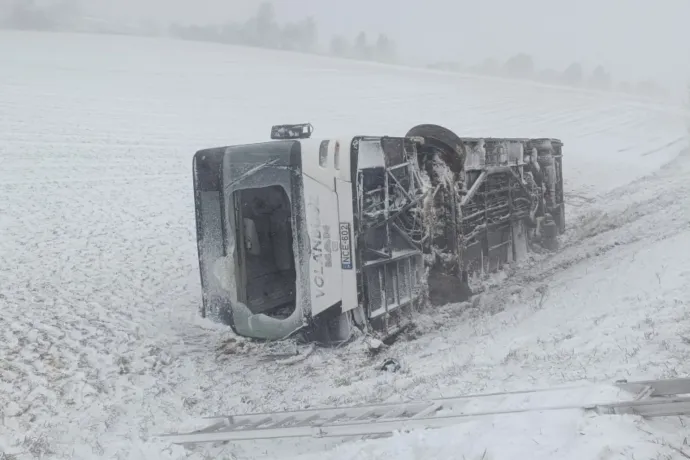 Az erős oldalszél miatt árokba borult egy busz Zalaegerszegen, ketten súlyosan megsérültek