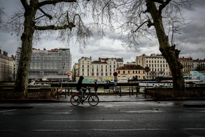 Kerékpáros a verekedés helyszíne környékén, Lyonban, 2026. február 16-án – Fotó: Olivier Chassignole / AFP