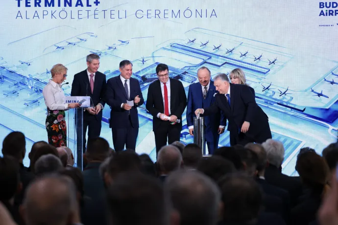 Orbán Viktor beszédet mond, és elhelyezi a Nemzeti Sport aznapi számát az időkapszulában – Fotó: Hevesi-Szabó Lujza / Telex