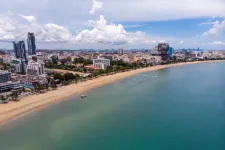 Kizuhant egy thaiföldi toronyház 18. emeletéről az Asos alapítója