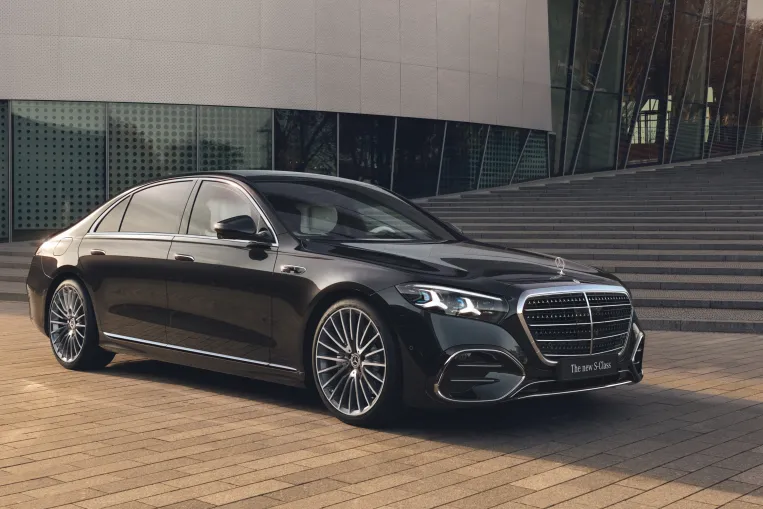 Drámaian beesett a profit a Mercedesnél, a cég egyszerre lő villannyal, dízellel és benzinesekkel