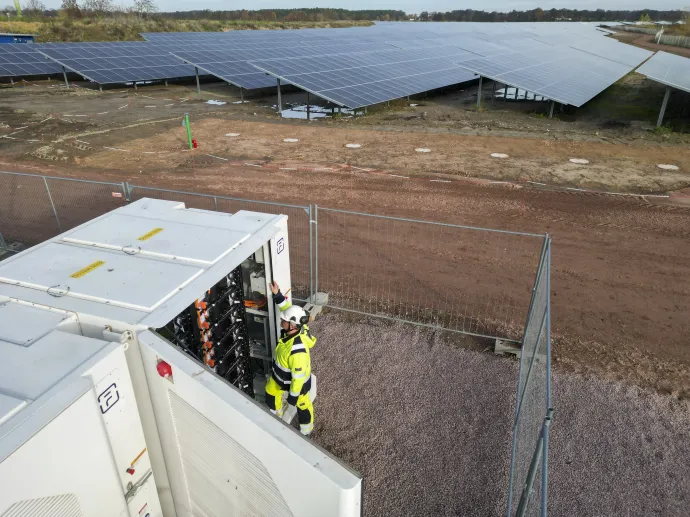 Egy technikus dolgozik egy újonnan átadott németországi hibrid napenergia-akkumulátoros erőműnél, Szász-Anhalt tartományban, 2025 novemberében – Fotó: Jan Woitas / picture alliance / Getty Images