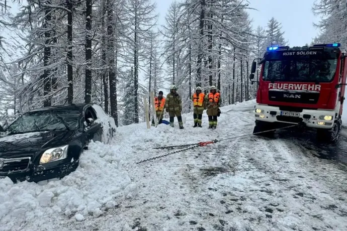 Fák közé csúszott autót mentenek Sölden környékén – Fotó: Söldeni tűzoltóság / Facebook