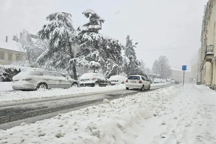A MÁV szerint Nyugat-Magyarországon válságos a közlekedési helyzet, Sopronban elállt a havazás