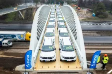 32 hófehér Daciával tesztelték a Velence mellett épült gyalogos-kerékpáros hidat