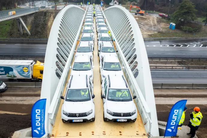 32 hófehér Daciával tesztelték a Velence mellett épült gyalogos-kerékpáros hidat