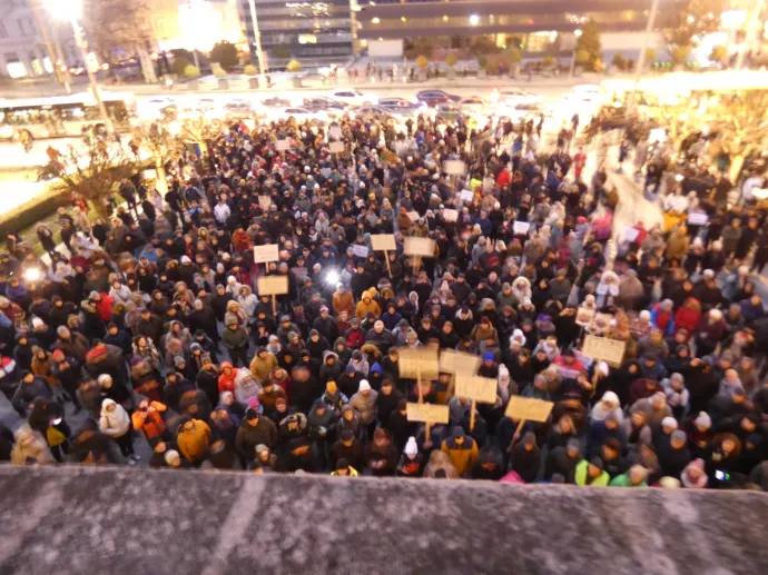 Százak tüntettek a rövid ülés alatt – Fotó: Laczó Balázs/Telex