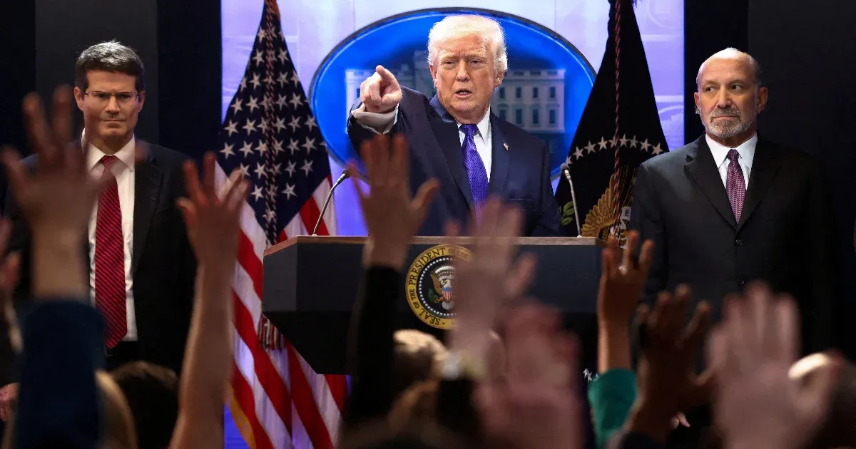 Trump katonai csapást fontolgat, nyomást gyakorolna Iránra