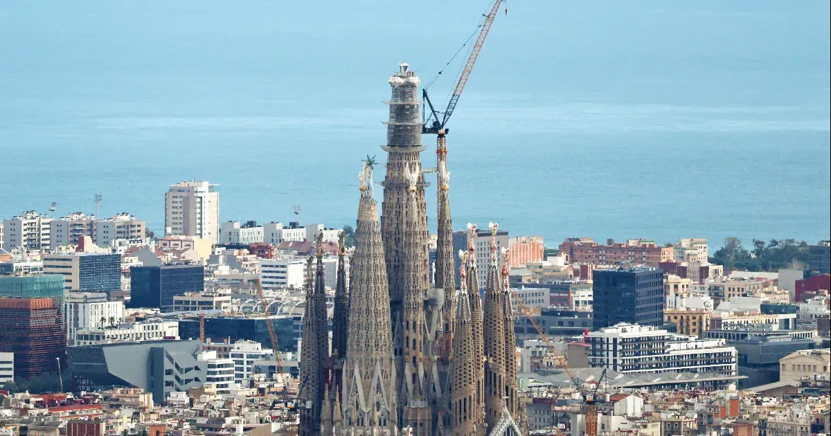 172,5 méter: helyére került a központi torony utolsó eleme, elérte végső magasságát a Sagrada Familia